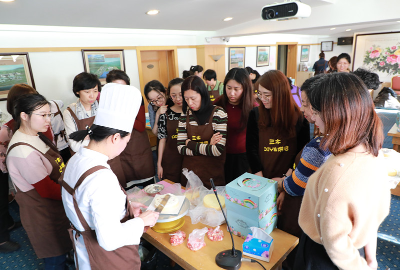  建投集团举办迎接“三八妇女节” 制作蛋糕培训活动